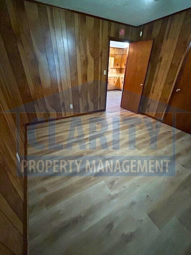 Building Photo - Spacious three bedroom home