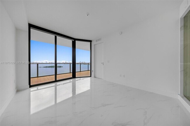 Building Photo - 700 NE 24th St