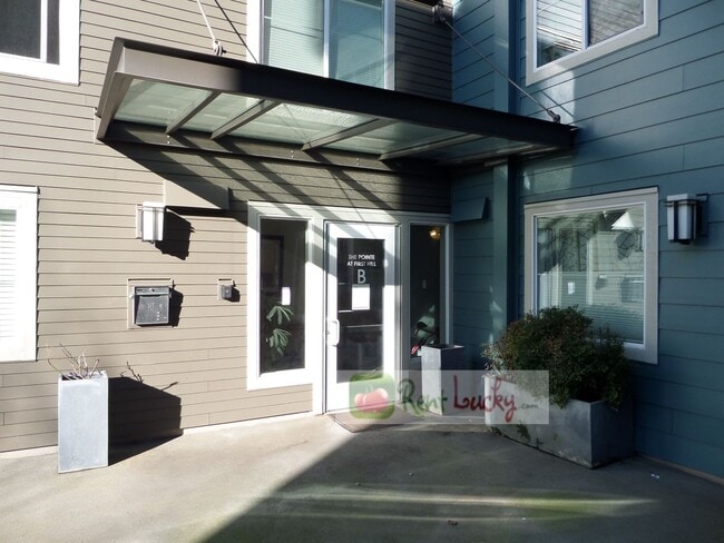 Building Photo - Super Cute Studio w/Parking in Fantastic Downtown Seattle Location!!