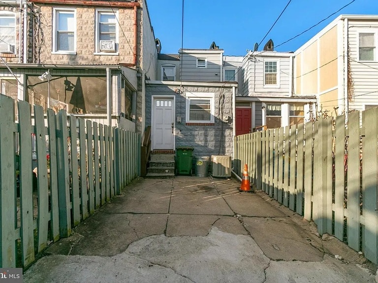 Building Photo - 107 N Port St