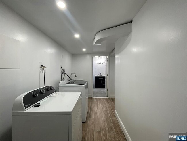 Building Photo - 11 Raymond Pl