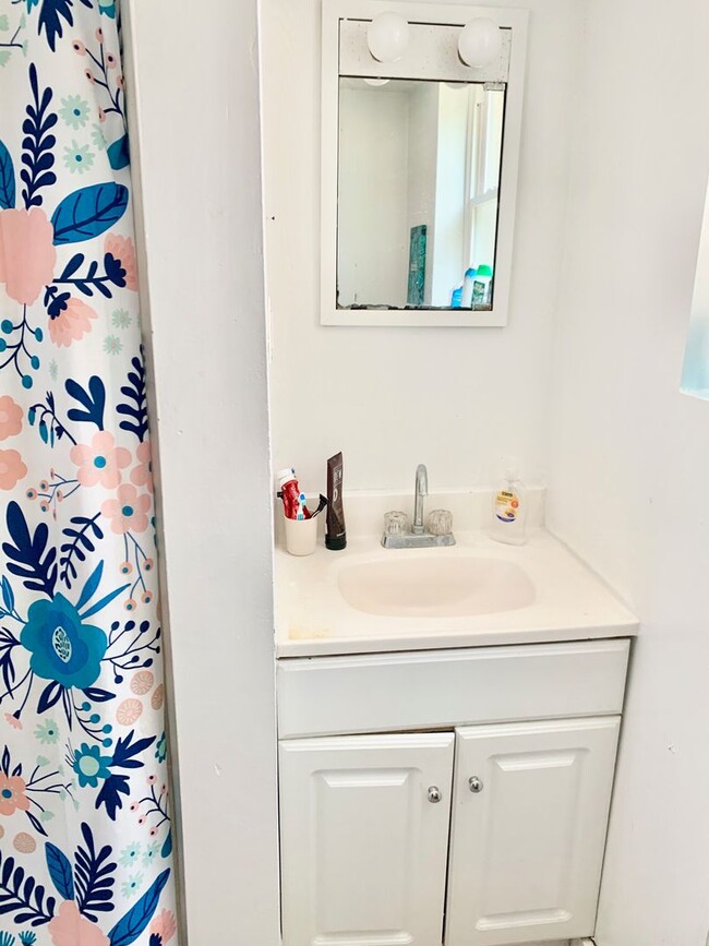 Building Photo - ONE BED APT, available August 2026! Located just south of downtown!