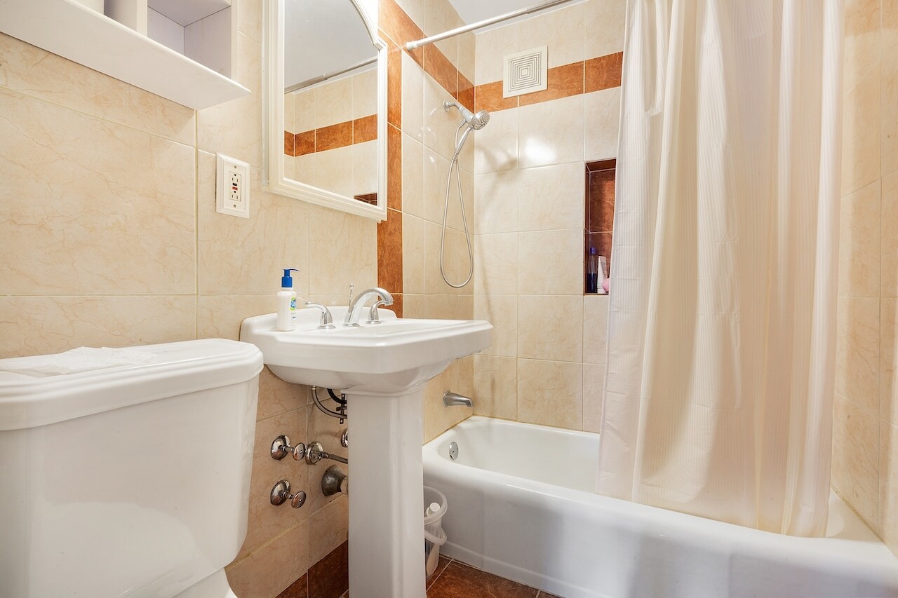 Building Photo - 225 Saint Pauls Ave