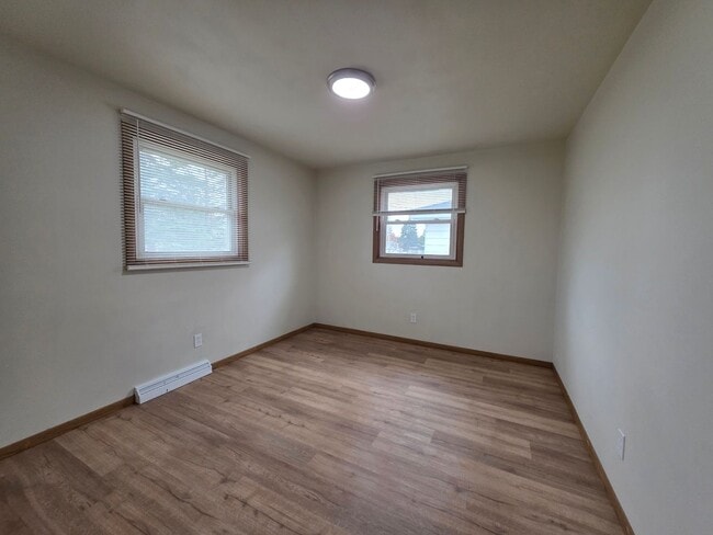 Building Photo - 1254-1256 Meadow Ln