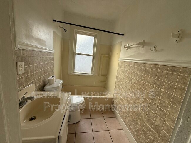 Building Photo - 704 W Twenty-Sixth St