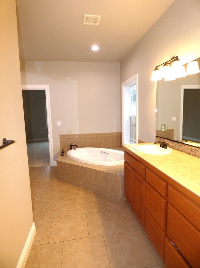 Building Photo - 5 Bedroom Home in South Salem! Near I-5