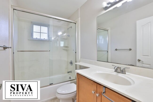 Building Photo - 808 Lenzen Ave