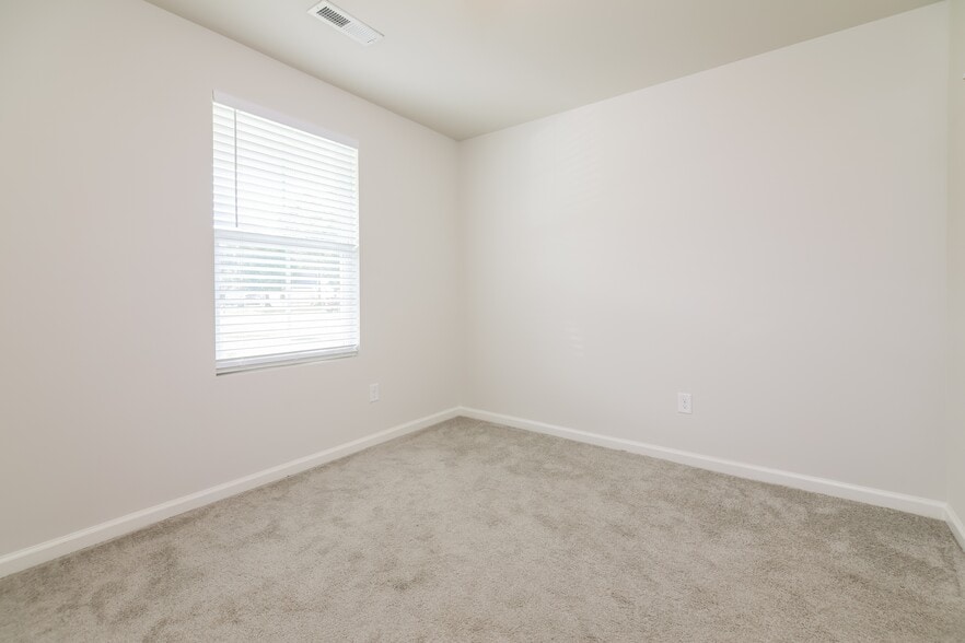 Building Photo - 2150 Bayview Dr SW