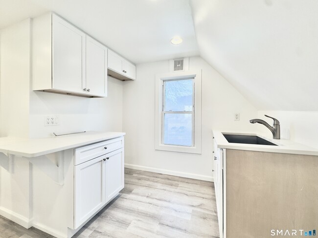 Building Photo - 44 Highview Ave