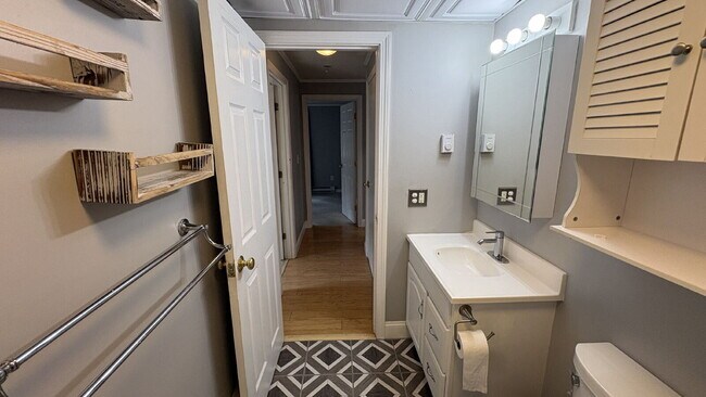 Building Photo - Bright & Sunlit 2nd-Floor Unit in Peaceful Kittery Setting!