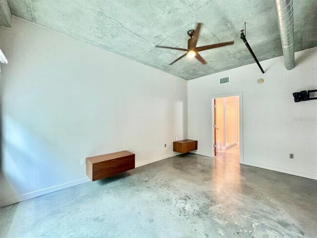Building Photo - 1212 E Whiting St