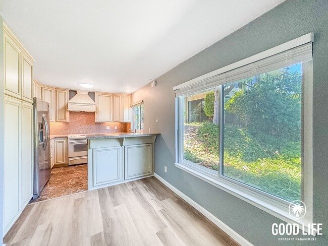 Building Photo - SD: Spacious 2BD/2BA Condo in Hillcrest with Private Balcony, Community Pool & Tennis Court