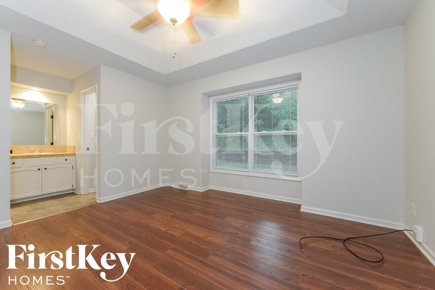 Building Photo - 5905 NW Whispering Oaks Ln