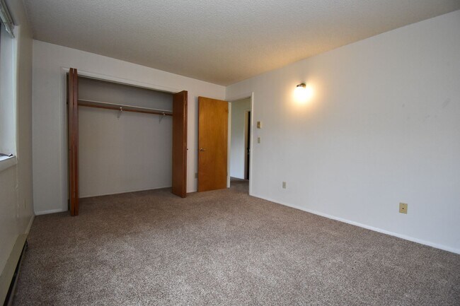 Building Photo - 2 Bedroom 1 Bath Centrally Located! Close ...