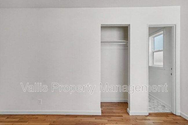 Building Photo - 522 19th St NE