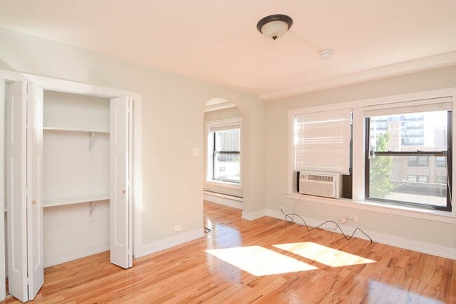 Building Photo - 555 W Arlington