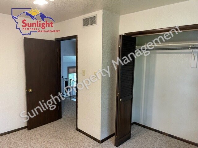 Building Photo - "Spacious 3-Bed, 2-Bath Duplex in Prime Bi...