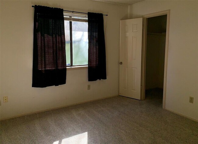 Building Photo - 2816 Norfolk Dr