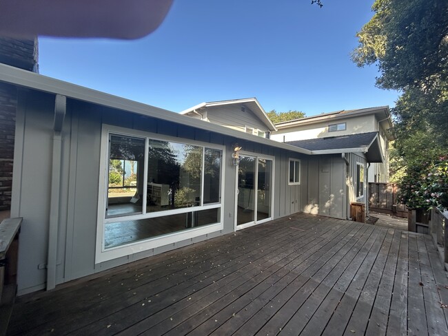 Building Photo - 201 Shoreview Dr
