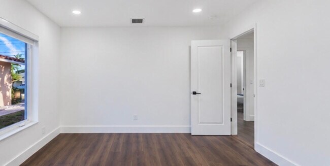 Building Photo - 1419 NE 57th St