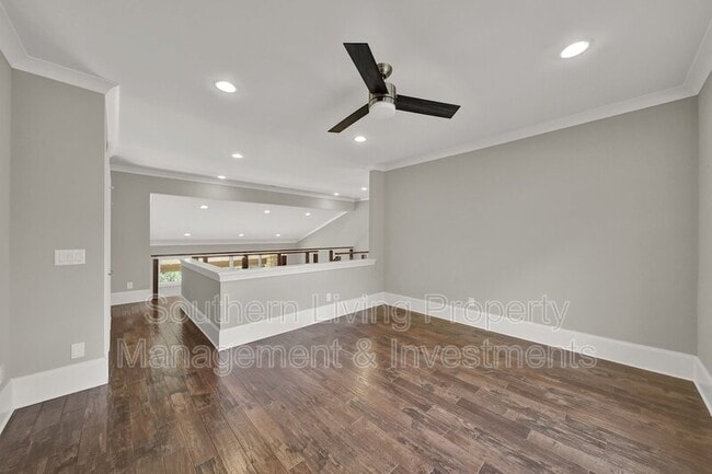 Building Photo - 2011 Sharon Ave