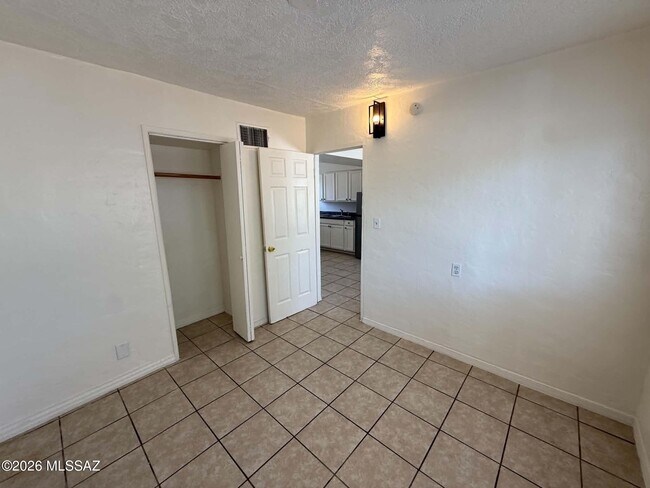 Building Photo - 460 E Delano St