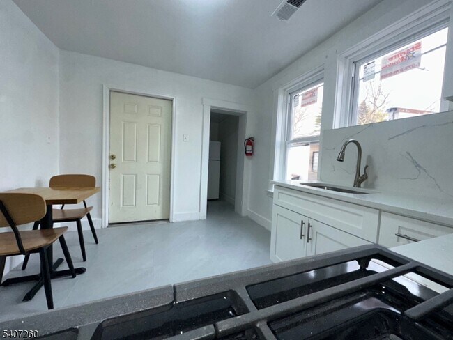 Building Photo - 336 Broad St