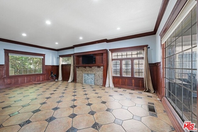 Building Photo - 1750 W 49th St