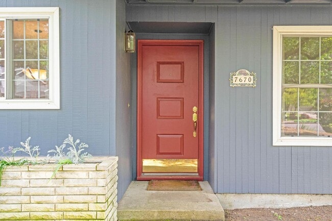 Building Photo - Spacious, well-cared for 4-bdrm/3-bath split-level—Family/laundry rooms, backyard, garage