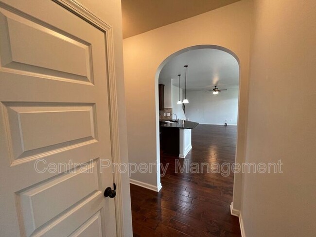 Building Photo - 514 W Holloway Dr