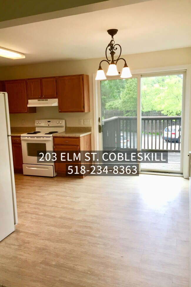 Building Photo - 203 Elm St