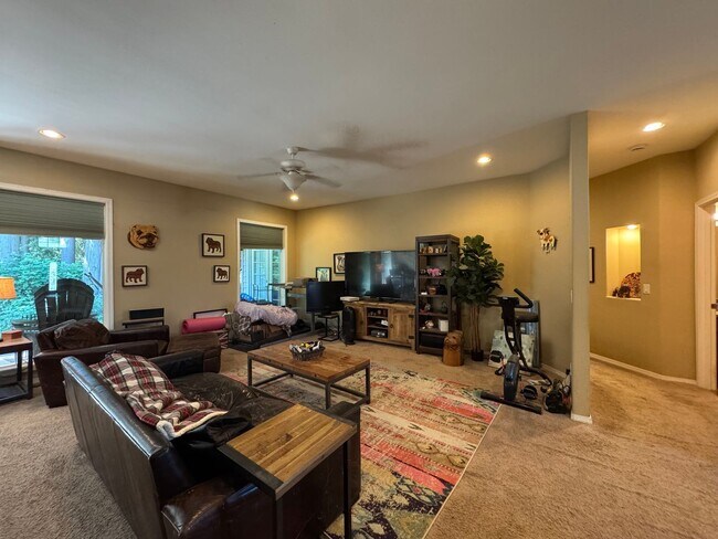 Building Photo - 3 Bedroom, 3 Bathroom House - Walking distance to the beach
