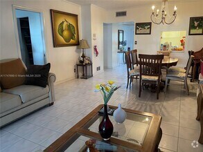 Building Photo - 1015 Country Club Dr