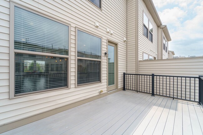 Building Photo - 3 bedroom 3 bath townhouse in Brambleton