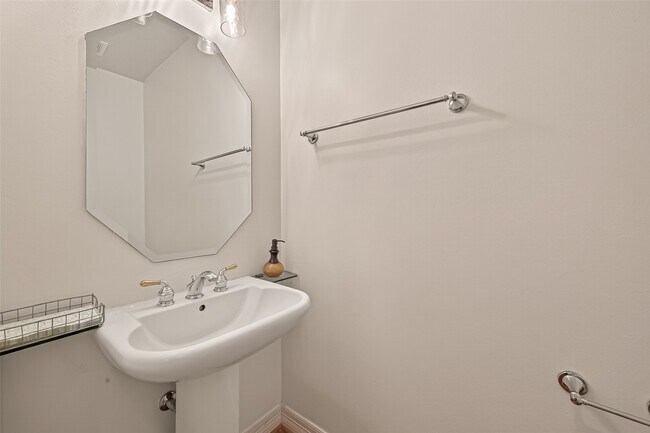 Building Photo - 431 Westmoreland St