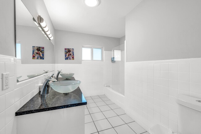 Building Photo - 2812 NE 27th St