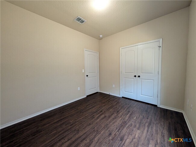 Building Photo - 660 Creekside Cir