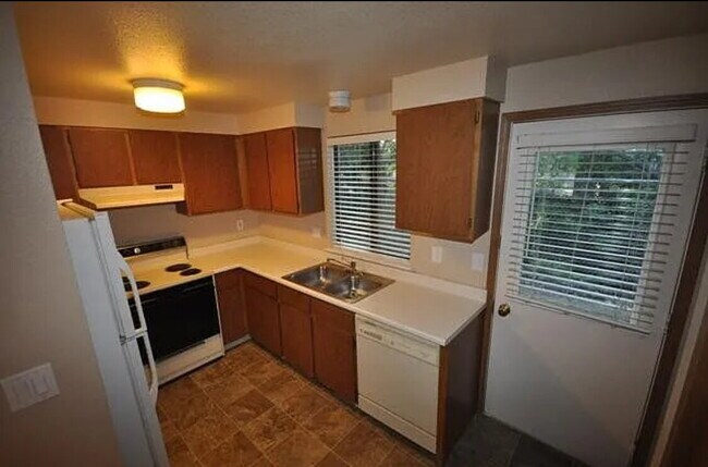 Building Photo - "Charming 2-Bedroom Retreat with Modern Co...