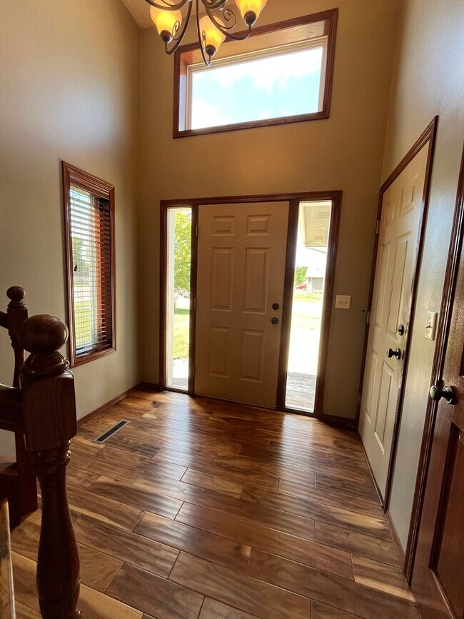 Building Photo - Stunning 4 Bed/2 Bath with 3 Car Garage and Fenced in Yard!