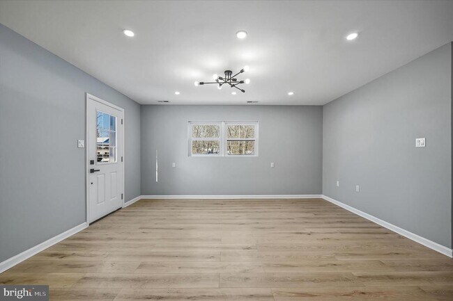 Building Photo - 110 Elaine Dr