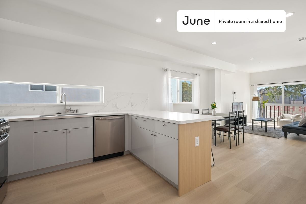 Building Photo - Private bedroom in 5 bed/5 bath Home