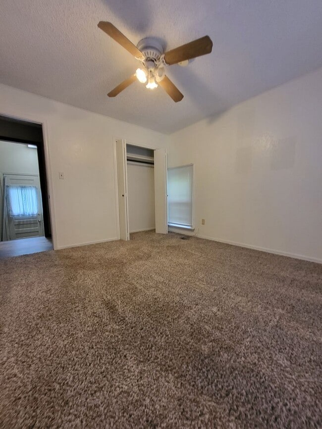 Building Photo - PRELEASING for Aug 7th! (3-4) Bedroom/(2) Bath Close to Campus!
