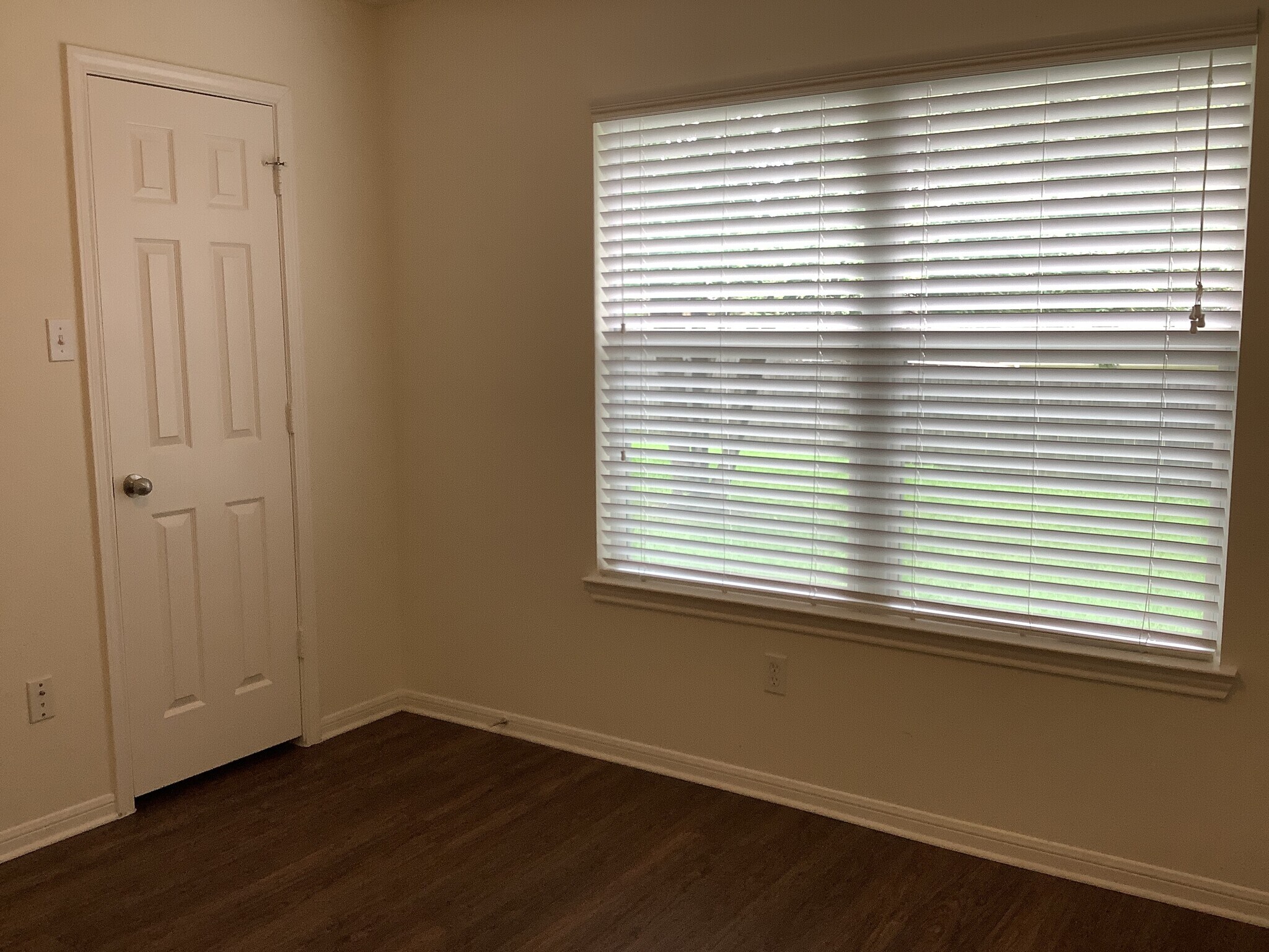 Building Photo - 13049 Skyline Dr