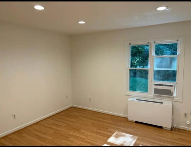 Building Photo - 10 Wild Oaks Rd
