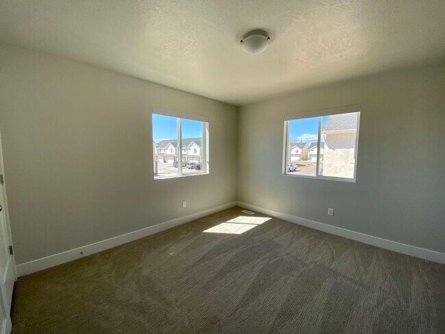 Building Photo - 3 bed 2.5 Bath Clean and Move-in Ready