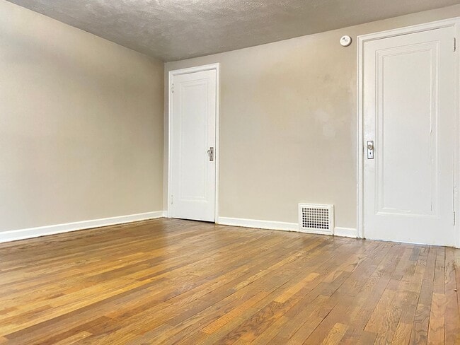 Building Photo - Large 2 bed 1 bath duplex with one car att...