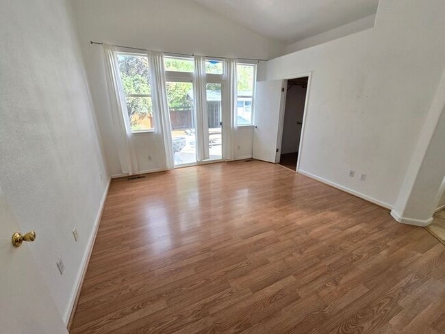 Building Photo - Stylish 4-Bedroom Home Near Red Hawk Golf ...