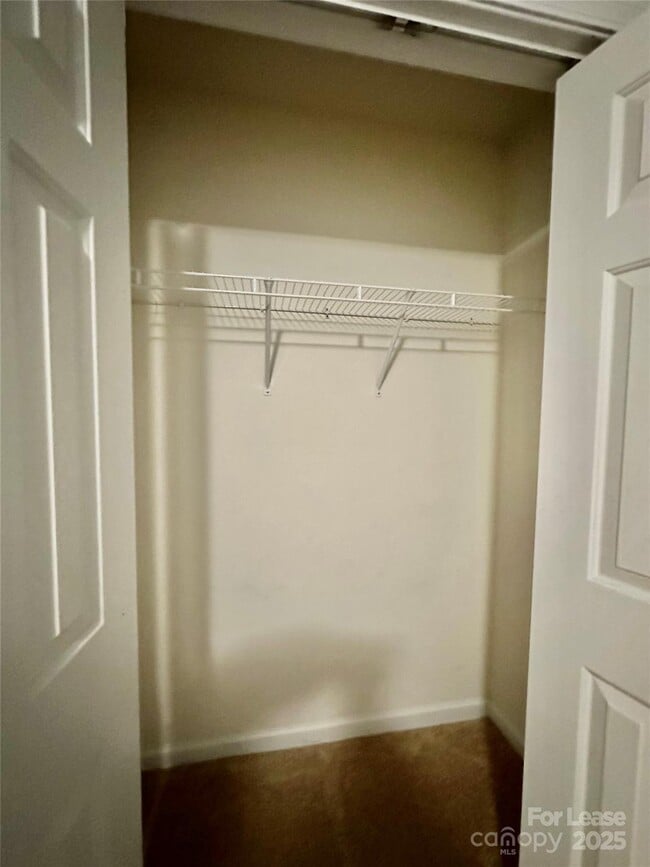 Building Photo - 1913 Thorn Crest Dr