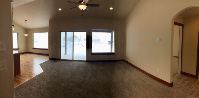 Building Photo - 3 Bedroom 2 Bathroom Home