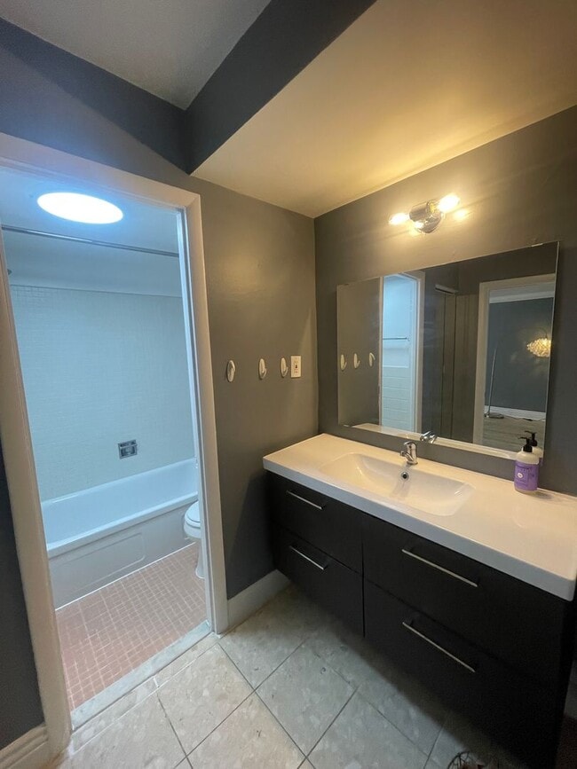 Building Photo - Logan Circle Spacious Efficiency w/Full Bath, All Utilities Included, Pool and 24 Hour Concierge